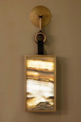 Alta qualità artigianale giapponese per la lampada da parete Dunia di Studio Row il cui nome indonesiano significa mondo: è composta da una lastra in marmo naturale, proveniente da diverse parti del globo, sospesa con una cinghia in pelle sintetica ad una placca in ottone e “illuminata” da una luce Oled posizionata sul retro. Una volta accesa genera un effetto poetico e misterioso. È un prodotto sostenibile, rispettoso dell'ambiente e destinato a durare nel tempo. www.studiorow.jp Alta qualità artigianale giapponese per la lampada da parete Dunia di Studio Row il cui nome indonesiano significa mondo: è composta da una lastra in marmo naturale, proveniente da diverse parti del globo, sospesa con una cinghia in pelle sintetica ad una placca in ottone e “illuminata” da una luce Oled posizionata sul retro. Una volta accesa genera un effetto poetico e misterioso. È un prodotto sostenibile, rispettoso dell'ambiente e destinato a durare nel tempo. www.studiorow.jp