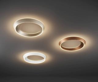 La nuova lampada a soffitto Tidal di Lodes, nata dalla collaborazione con Needs Studio, ha una forma di anello che rimanda ai corpi celesti. Ha un lato più largo dell'altro, che sembra diverso a seconda della posizione da cui lo si guarda. La scocca è realizzata in pressofusione di alluminio, disponibile in tre tonalità, ed è dotata di una sorgente Led all'interno che proietta la luce contemporaneamente sia verso il basso sia verso l'alto; inoltre, è in grado di illuminare un'intera stanza. www.lodes.com – Lodes Showroom, Via Moscova 33, Milano La nuova lampada a soffitto Tidal di Lodes, nata dalla collaborazione con Needs Studio, ha una forma di anello che rimanda ai corpi celesti. Ha un lato più largo dell'altro, che sembra diverso a seconda della posizione da cui lo si guarda. La scocca è realizzata in pressofusione di alluminio, disponibile in tre tonalità, ed è dotata di una sorgente Led all'interno che proietta la luce contemporaneamente sia verso il basso sia verso l'alto; inoltre, è in grado di illuminare un'intera stanza. www.lodes.com – Lodes Showroom, Via Moscova 33, Milano