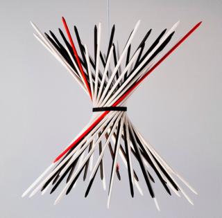 Può essere composta come si vule la lampada a sospensione pic – a – stic di Ingo Maurer che si ispira al gioco dello Shanghai o Mikado: il kit di montaggio infatti è composto da oltre 50 bastoncini di legno da disporre trasversalmente o parallelalmente, intorno al corpo luminoso centrale, sorretti da un anello elastico centrale. Con pochi semplici passaggi è possibile, spostandoli verso l'alto ad esempio, aumentare il volume della lampada. È disponibile nella variante bianco-nero e rosso-blu. www.ingo-maurer.com - i Caselli 11-12 di Porta Nuova, Piazzale Principessa Clotilde, Milano Può essere composta come si vule la lampada a sospensione pic – a – stic di Ingo Maurer che si ispira al gioco dello Shanghai o Mikado: il kit di montaggio infatti è composto da oltre 50 bastoncini di legno da disporre trasversalmente o parallelalmente, intorno al corpo luminoso centrale, sorretti da un anello elastico centrale. Con pochi semplici passaggi è possibile, spostandoli verso l'alto ad esempio, aumentare il volume della lampada. È disponibile nella variante bianco-nero e rosso-blu. www.ingo-maurer.com - i Caselli 11-12 di Porta Nuova, Piazzale Principessa Clotilde, Milano