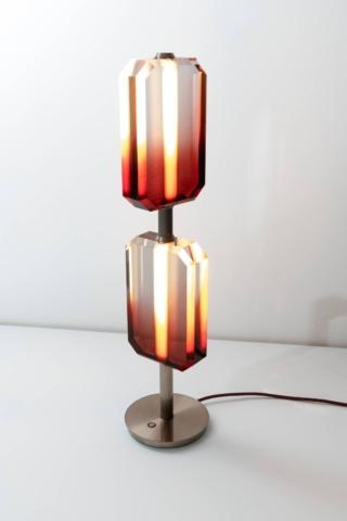 La lampada da terra Lucente di Visionnaire è composta da corpi diffondenti, che assomigliano a grandi pietre preziose che danno vita a suggestivi effetti luminosi, realizzati con un materiale ottenuto dalla rigenerazione del PMMA, comunemente conosciuto come Plexiglass. La sorgente luminosa a Led opacizzata, passando attraverso le pietre, dà vita ad un'illuminazione diffusa che valorizza sia le trasparenze sia le colorazioni realizzate a mano con un particolare aspetto gradiente.
www.visionnaire-home.com La lampada da terra Lucente di Visionnaire è composta da corpi diffondenti, che assomigliano a grandi pietre preziose che danno vita a suggestivi effetti luminosi, realizzati con un materiale ottenuto dalla rigenerazione del PMMA, comunemente conosciuto come Plexiglass. La sorgente luminosa a Led opacizzata, passando attraverso le pietre, dà vita ad un'illuminazione diffusa che valorizza sia le trasparenze sia le colorazioni realizzate a mano con un particolare aspetto gradiente.
www.visionnaire-home.com