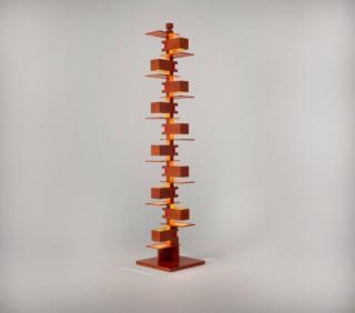 La lampada da terra Taliesin di Yamagiwa, progettato dal leggendario architetto americano Frank Lloyd Wright, è presentato nell'esposizione “The Harmony of Form and Function” in cui sono portati in scena dei veri capolavori dell’artigianato giapponese. La struttura si articola in una serie di scatole rettangolari, in legno massello di rovere, di ciliegio o di noce, illuminate che riproducono l'effetto magico dei rami e delle foglie con la luce del sole. L'illuminazione è morbid , modellata e indiretta poiché le sorgenti luminose sono nascosate. www.en.yamagiwa.co.jp - Fuorisalone, Spazio 31, Via Solferino 31, Milano La lampada da terra Taliesin di Yamagiwa, progettato dal leggendario architetto americano Frank Lloyd Wright, è presentato nell'esposizione “The Harmony of Form and Function” in cui sono portati in scena dei veri capolavori dell’artigianato giapponese. La struttura si articola in una serie di scatole rettangolari, in legno massello di rovere, di ciliegio o di noce, illuminate che riproducono l'effetto magico dei rami e delle foglie con la luce del sole. L'illuminazione è morbid , modellata e indiretta poiché le sorgenti luminose sono nascosate. www.en.yamagiwa.co.jp - Fuorisalone, Spazio 31, Via Solferino 31, Milano