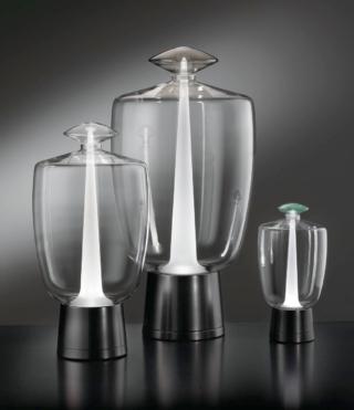 Fa parte della collezione Hidalgo di DiGlass Vetrerie la lampada, design Valerio Bottin, che ricorda il personaggio di Don Chisciotte: al centro è posizionata la luce, con un vetro opalino, che si assottiglia come una lancia mantenendo comunque la stessa intensità luminosa dalla base alla testa. Il corpo esterno è in vetro trasparente soffiato, quello interno invece è soffiato e sabbiato; l'elemento superiore è disponibile in quattro colorazioni. La base in metallo è realizzata per imbunitura di lastra e colorata nichel nero. www.diglassvetrerie.com - MUNIMOR DESIGN home interiors galleria e studio, Via San Pietro Marocco 3, Milano Fa parte della collezione Hidalgo di DiGlass Vetrerie la lampada, design Valerio Bottin, che ricorda il personaggio di Don Chisciotte: al centro è posizionata la luce, con un vetro opalino, che si assottiglia come una lancia mantenendo comunque la stessa intensità luminosa dalla base alla testa. Il corpo esterno è in vetro trasparente soffiato, quello interno invece è soffiato e sabbiato; l'elemento superiore è disponibile in quattro colorazioni. La base in metallo è realizzata per imbunitura di lastra e colorata nichel nero. www.diglassvetrerie.com - MUNIMOR DESIGN home interiors galleria e studio, Via San Pietro Marocco 3, Milano