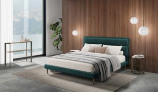 Ha la testata imbottita che ricorda la facciata di un palazzo il nuovo letto Tribus di Enuit21 esposto durante la Milano Design Week: è composta da due elementi soffici separati da un decoro in metallo che la impreziosisce come un gioiello. I sottili piedini metallici sollevano la struttura e la alleggeriscono. Il rivestimento della testata e del giroletto sfoderabile sono disponibili in 324 varianti. www.enuit21.it – DDN HUB, Castello Sforzesco, Piazza del Cannone, Milano Ha la testata imbottita che ricorda la facciata di un palazzo il nuovo letto Tribus di Enuit21 esposto durante la Milano Design Week: è composta da due elementi soffici separati da un decoro in metallo che la impreziosisce come un gioiello. I sottili piedini metallici sollevano la struttura e la alleggeriscono. Il rivestimento della testata e del giroletto sfoderabile sono disponibili in 324 varianti. www.enuit21.it – DDN HUB, Castello Sforzesco, Piazza del Cannone, Milano