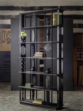 Durante la 5VIE Design Week il brand romano MOS design presenta una serie di oggetti dinamici dedicati al tema della convivialità che si ispirano alle avanguardie, all'arte africana e al punk. Tra questi la libreria Nevel che ricorda i collage degli anni Cinquanta e ai lavori di Louise Nevelson da cui prende il nome. La struttura, realizzata a mano, è caratterizzata da cornici portanti che espongono una collezione di elementi decorativi e funzionali. www.mosdesign.eu - Fuorisalone, Galleria Rubin, Via Santa Marta 10, Milano Durante la 5VIE Design Week il brand romano MOS design presenta una serie di oggetti dinamici dedicati al tema della convivialità che si ispirano alle avanguardie, all'arte africana e al punk. Tra questi la libreria Nevel che ricorda i collage degli anni Cinquanta e ai lavori di Louise Nevelson da cui prende il nome. La struttura, realizzata a mano, è caratterizzata da cornici portanti che espongono una collezione di elementi decorativi e funzionali. www.mosdesign.eu - Fuorisalone, Galleria Rubin, Via Santa Marta 10, Milano