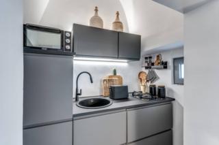 mini cucina grigia in nicchia