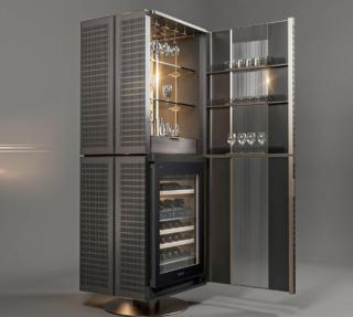 L'estetica raffinata e essenziale trasforma il mobile cabinet con vino cantina sottopiano Skin Wine Cabin di Signature Kitchen Suite, che viene presentato in occasione della Milano Design Week, in un sosfisticato elemento di arredo che può essere posizionato anche come centro stanza. La struttura, con una forma architettonica e riferimenti vintage, è personalizzabile con diverse finiture, dal legno alla pelle, che avvolgono il vetro micro-cannettato; la base centrale rotante è realizzata in ottone brunito. Nella parte sottopiano possono essere sistemate fino a 41 bottiglie di vino sui ripiani in legno di faggio naturale, scegliendo fra due zone regolabili separatamente per temperatura e umidità, mentre nella parte alta trovano posto bicchieri e accessori. www.signaturekitchensuite.it – Fuorisalone, Signature Kitchen Suite showroom, Via Manzoni 47, Milano L'estetica raffinata e essenziale trasforma il mobile cabinet con vino cantina sottopiano Skin Wine Cabin di Signature Kitchen Suite, che viene presentato in occasione della Milano Design Week, in un sosfisticato elemento di arredo che può essere posizionato anche come centro stanza. La struttura, con una forma architettonica e riferimenti vintage, è personalizzabile con diverse finiture, dal legno alla pelle, che avvolgono il vetro micro-cannettato; la base centrale rotante è realizzata in ottone brunito. Nella parte sottopiano possono essere sistemate fino a 41 bottiglie di vino sui ripiani in legno di faggio naturale, scegliendo fra due zone regolabili separatamente per temperatura e umidità, mentre nella parte alta trovano posto bicchieri e accessori. www.signaturekitchensuite.it – Fuorisalone, Signature Kitchen Suite showroom, Via Manzoni 47, Milano