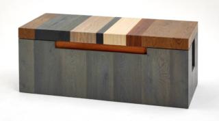 In occasione dei trenta anni di attività Fiemme Tremila, azienda trentina specializzata in pavimenti in legno biocompatibile, espone la sua collezione Solo di arredi in legno biocompatibile in grado di accrescere il benessere indoor. La cassapanca ha la struttura in Triplostrato®, tavole a tre strati incrociati di legno massello che assicurano stabilità, durabilità e solidità. È realizzata a partire da mattoni in legno biocompatibile che vengono assemblati con un sistema di giunti a secco, senza uso di collanti e fissaggi. Una volta chiusa si trasforma in piano di appoggio indistruttibile. www.fiemmetremila.it – Fuorisalone, Fiemme Store Milano, Via Giovanni Lanza 4, Milano In occasione dei trenta anni di attività Fiemme Tremila, azienda trentina specializzata in pavimenti in legno biocompatibile, espone la sua collezione Solo di arredi in legno biocompatibile in grado di accrescere il benessere indoor. La cassapanca ha la struttura in Triplostrato®, tavole a tre strati incrociati di legno massello che assicurano stabilità, durabilità e solidità. È realizzata a partire da mattoni in legno biocompatibile che vengono assemblati con un sistema di giunti a secco, senza uso di collanti e fissaggi. Una volta chiusa si trasforma in piano di appoggio indistruttibile. www.fiemmetremila.it – Fuorisalone, Fiemme Store Milano, Via Giovanni Lanza 4, Milano