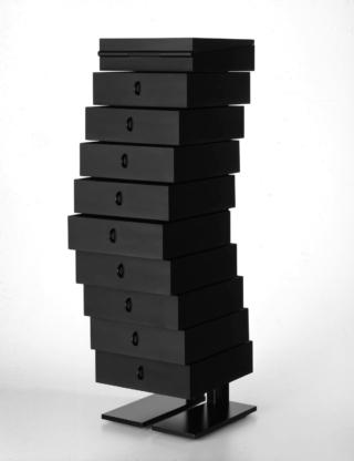 Il mobile contenitore a cassettiera Robot di Alias, una riedizione esclusiva di Mario Botta, rispetta il disegno originale del 1989, caratterizzato dalla sovrapposizione di cassetti impilati e collegati tra loro da una struttura metallica portante in acciaio verniciato nero. Ha l'aspetto di una colonna, ma la parte superiore può essere aperta e diventare uno scrittoio oppure assumere una varietà di forme estraendo alcuni o tutti i cassetti. È completamente realizzato in legno massello di frassino con verniciatura a poro aperto.  www.alias.design Il mobile contenitore a cassettiera Robot di Alias, una riedizione esclusiva di Mario Botta, rispetta il disegno originale del 1989, caratterizzato dalla sovrapposizione di cassetti impilati e collegati tra loro da una struttura metallica portante in acciaio verniciato nero. Ha l'aspetto di una colonna, ma la parte superiore può essere aperta e diventare uno scrittoio oppure assumere una varietà di forme estraendo alcuni o tutti i cassetti. È completamente realizzato in legno massello di frassino con verniciatura a poro aperto.  www.alias.design