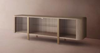 Ha le ante in vetro cannettato il mobile contenitore Tecla che fa parte della nuova collezione di Casamilano che viene presentata nelle giornate della Milano design Week. La struttura del corpo a sviluppo orizzontale, montata su una struttura metallica in ottone, è rivestita in noce miele o nella finitura laccata lucida e opaca. L'illuminazione interna a Led mette in evidenza i ripiani in vetro. www.casamilanohome.com – Fuorisalone, Showroom Casamilano, Corso Europa 12, Milano Ha le ante in vetro cannettato il mobile contenitore Tecla che fa parte della nuova collezione di Casamilano che viene presentata nelle giornate della Milano design Week. La struttura del corpo a sviluppo orizzontale, montata su una struttura metallica in ottone, è rivestita in noce miele o nella finitura laccata lucida e opaca. L'illuminazione interna a Led mette in evidenza i ripiani in vetro. www.casamilanohome.com – Fuorisalone, Showroom Casamilano, Corso Europa 12, Milano