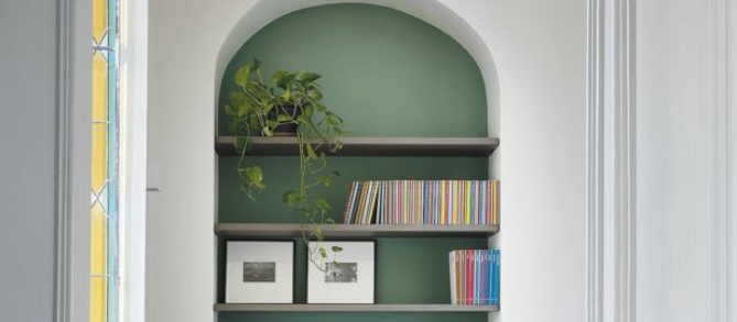 Nicchia funzionale con mensole e fondale colorato. Progetto: arch. Nicoletta Carbotti in collaborazione con arch. Emma Cavigliasso, FattoreQ | fabbrica. Foto: Barbara Corsico. Styling: Chiara Dal Canto: Clicca qui per vedere tutta la casa. Nicchia funzionale con mensole e fondale colorato. Progetto: arch. Nicoletta Carbotti in collaborazione con arch. Emma Cavigliasso, FattoreQ | fabbrica. Foto: Barbara Corsico. Styling: Chiara Dal Canto: Clicca qui per vedere tutta la casa.