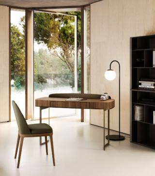 Stile borghese e raffinato per lo scrittoio Lyra di Eforma realizzato secondo la tradizione manifatturiera propria del Made in Italy. Le sottili gambe in metallo verniciato sostengono il top, profilato in metallo, con cassetto sotto piano, entrambi realizzati in legno e caratterizzati dagli angoli stondati.  www.eforma.it - Fuorisalone, c/o Dofma Milano, Corso Monforte 28, Milano Stile borghese e raffinato per lo scrittoio Lyra di Eforma realizzato secondo la tradizione manifatturiera propria del Made in Italy. Le sottili gambe in metallo verniciato sostengono il top, profilato in metallo, con cassetto sotto piano, entrambi realizzati in legno e caratterizzati dagli angoli stondati.  www.eforma.it - Fuorisalone, c/o Dofma Milano, Corso Monforte 28, Milano