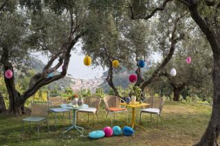 Un avvolgente schienale in corda per le sedie da pranzo della linea Kissi di BABEL D caratterizzate da una struttura in acciaio, verniciato a polveri, in otto varianti di colore, per proteggerlo dalla corrosione e dai raggi UV; possono essere utilizzate sia all'interno sia all'esterno. Inoltre, sono corredate di un comodo cuscino rivestito con tessuto idoneo all'uso all'aperto. www.babeld.it – Fuorisalone, "Urban Garden", showroom Bonati & Beneggi, Via Toti 4, Milano Un avvolgente schienale in corda per le sedie da pranzo della linea Kissi di BABEL D caratterizzate da una struttura in acciaio, verniciato a polveri, in otto varianti di colore, per proteggerlo dalla corrosione e dai raggi UV; possono essere utilizzate sia all'interno sia all'esterno. Inoltre, sono corredate di un comodo cuscino rivestito con tessuto idoneo all'uso all'aperto. www.babeld.it – Fuorisalone, "Urban Garden", showroom Bonati & Beneggi, Via Toti 4, Milano