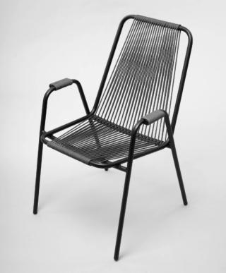 È ispirata ai modelli dei bar degli Anni Settanta la seduta outdoor Coco di Unopiù,  reinterpretata in chiave contemporanea dal designer Andrea Andretta. Il telaio è composto da un tubolare metallico su cui è fissata una corda in polipropilene a sezione rotonda, tesa e incrociata. www.unopiu.it – Flagship store, Via Pontaccio 9, Milano È ispirata ai modelli dei bar degli Anni Settanta la seduta outdoor Coco di Unopiù,  reinterpretata in chiave contemporanea dal designer Andrea Andretta. Il telaio è composto da un tubolare metallico su cui è fissata una corda in polipropilene a sezione rotonda, tesa e incrociata. www.unopiu.it – Flagship store, Via Pontaccio 9, Milano