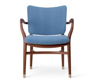 Durante la Milano Design Week Carl Hansen & Son lancia la seduta con braccioli VLA61 Monarch Chair di Carl Hansen & Son, progettata nel 1944 dal celebre architetto Vilhelm Lauritzen e originariamente prodotta in soli dieci esemplari. La generosa imbottitura che caratterizza sia la seduta sia l'ampio schienale, entrambi rivestiti in tessuto, la rendono particolarmente confortevole. www.carlhansen.com - Fuorisalone, Carl Hansen & Son Flagship Store, Foro Buonaparte 18/a, Via Arco 4, Milano Durante la Milano Design Week Carl Hansen & Son lancia la seduta con braccioli VLA61 Monarch Chair di Carl Hansen & Son, progettata nel 1944 dal celebre architetto Vilhelm Lauritzen e originariamente prodotta in soli dieci esemplari. La generosa imbottitura che caratterizza sia la seduta sia l'ampio schienale, entrambi rivestiti in tessuto, la rendono particolarmente confortevole. www.carlhansen.com - Fuorisalone, Carl Hansen & Son Flagship Store, Foro Buonaparte 18/a, Via Arco 4, Milano