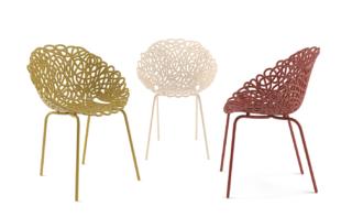 Le sedute Bacana, design Estudio Campana, di Qeeboo sono sviluppate industrialmente utilizzando polipropilene riciclabile al 100% che le rende resistenti. La scocca, con una forma sinuosa, che ha l'aspetto di un groviglio di plastica, le rende informali e comode. Sono disponibili in colori diversi. www.qeeboo.com Le sedute Bacana, design Estudio Campana, di Qeeboo sono sviluppate industrialmente utilizzando polipropilene riciclabile al 100% che le rende resistenti. La scocca, con una forma sinuosa, che ha l'aspetto di un groviglio di plastica, le rende informali e comode. Sono disponibili in colori diversi. www.qeeboo.com