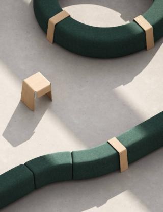 Si può espandere e modificare il sistema di sedute Super Random di Manerba che è sostenibile, disassemblabile, riconfigurabile, spostabile, impilabile e può disegnare linee rette o curve. È composto da panche imbottite realizzate per mezzo della tecnologia di curvatura del legno multistrato FSC certificato. www.manerbaspa.com  – Fuorisalone, Showroom Manerba, Piazza San Simpliciano, Milano Si può espandere e modificare il sistema di sedute Super Random di Manerba che è sostenibile, disassemblabile, riconfigurabile, spostabile, impilabile e può disegnare linee rette o curve. È composto da panche imbottite realizzate per mezzo della tecnologia di curvatura del legno multistrato FSC certificato. www.manerbaspa.com  – Fuorisalone, Showroom Manerba, Piazza San Simpliciano, Milano