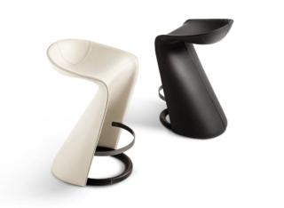 Il nuovo sgabello Skirt di Giorgetti è contraddistinto da una una forma fluida, ispirata agli Anni Sessanta, che lo rende avvolgente ed elegante. La struttura sinuosa è completamente rivestita in pregiata pelle con cuciture a vista che ne accompagnano il profilo. Il basamento ad anello è realizzato in massello di frassino, disponibile in diverse finiture, che lo rende stabile.  www.giorgetti.eu – Fuorisalone, Giorgetti Spiga, The Place, Via della Spiga, 31, Milano Il nuovo sgabello Skirt di Giorgetti è contraddistinto da una una forma fluida, ispirata agli Anni Sessanta, che lo rende avvolgente ed elegante. La struttura sinuosa è completamente rivestita in pregiata pelle con cuciture a vista che ne accompagnano il profilo. Il basamento ad anello è realizzato in massello di frassino, disponibile in diverse finiture, che lo rende stabile.  www.giorgetti.eu – Fuorisalone, Giorgetti Spiga, The Place, Via della Spiga, 31, Milano