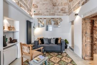 soggiorno con cementine e soffitto volta