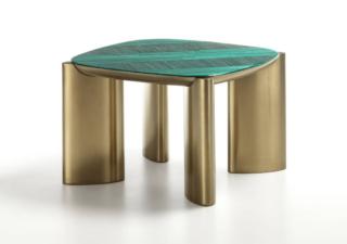Il nuovo tavolino Cushion di A&B Living si ispira all'arte orafa: il piano in marqueterie de paille di colore verde, che prende la forma dal complesso taglio del diamante, poggia sulle quattro gambe in metallo liquido in una ricercata colorazione dorata. www.aebliving.com – Fuorisalone, Via Durini 24, Milano Il nuovo tavolino Cushion di A&B Living si ispira all'arte orafa: il piano in marqueterie de paille di colore verde, che prende la forma dal complesso taglio del diamante, poggia sulle quattro gambe in metallo liquido in una ricercata colorazione dorata. www.aebliving.com – Fuorisalone, Via Durini 24, Milano