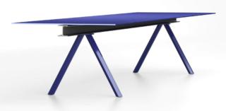 Il nuovo tavolo modulare Hea di Desalto, design Francesco Rota, ha un'estetica industriale, sottolineata da un profilato metallico a doppio T che sorregge il piano realizzato in cemento colato, declinato in una ricercata tonalità di blu, o in cristallo specchiato. Le gambe sono in acciaio rivestito in ottone. www.desalto.it Il nuovo tavolo modulare Hea di Desalto, design Francesco Rota, ha un'estetica industriale, sottolineata da un profilato metallico a doppio T che sorregge il piano realizzato in cemento colato, declinato in una ricercata tonalità di blu, o in cristallo specchiato. Le gambe sono in acciaio rivestito in ottone. www.desalto.it