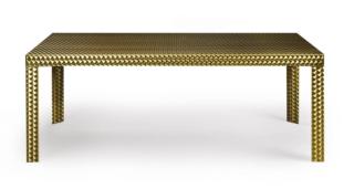 Il grande tavolo rettangolare Orlando Furioso di Promemoria ha la superficie rivestita, come da un'armatura, in ottone lavorato con la tecnica della "fiorettatura", una lavorazione largamente impiegata nel settore industriale, realizzata mediante un macchinario che incide sui dischi rotanti a movimenti alternati su un'unica lamiera. Il sottotop è finemente rivestito in pelle. È disponibile in due formati. www.promemoria.com – Fuorisalone, Promemoria Milano, Via Bagutta 13/Via Montenapoleone 8, Milano Il grande tavolo rettangolare Orlando Furioso di Promemoria ha la superficie rivestita, come da un'armatura, in ottone lavorato con la tecnica della "fiorettatura", una lavorazione largamente impiegata nel settore industriale, realizzata mediante un macchinario che incide sui dischi rotanti a movimenti alternati su un'unica lamiera. Il sottotop è finemente rivestito in pelle. È disponibile in due formati. www.promemoria.com – Fuorisalone, Promemoria Milano, Via Bagutta 13/Via Montenapoleone 8, Milano