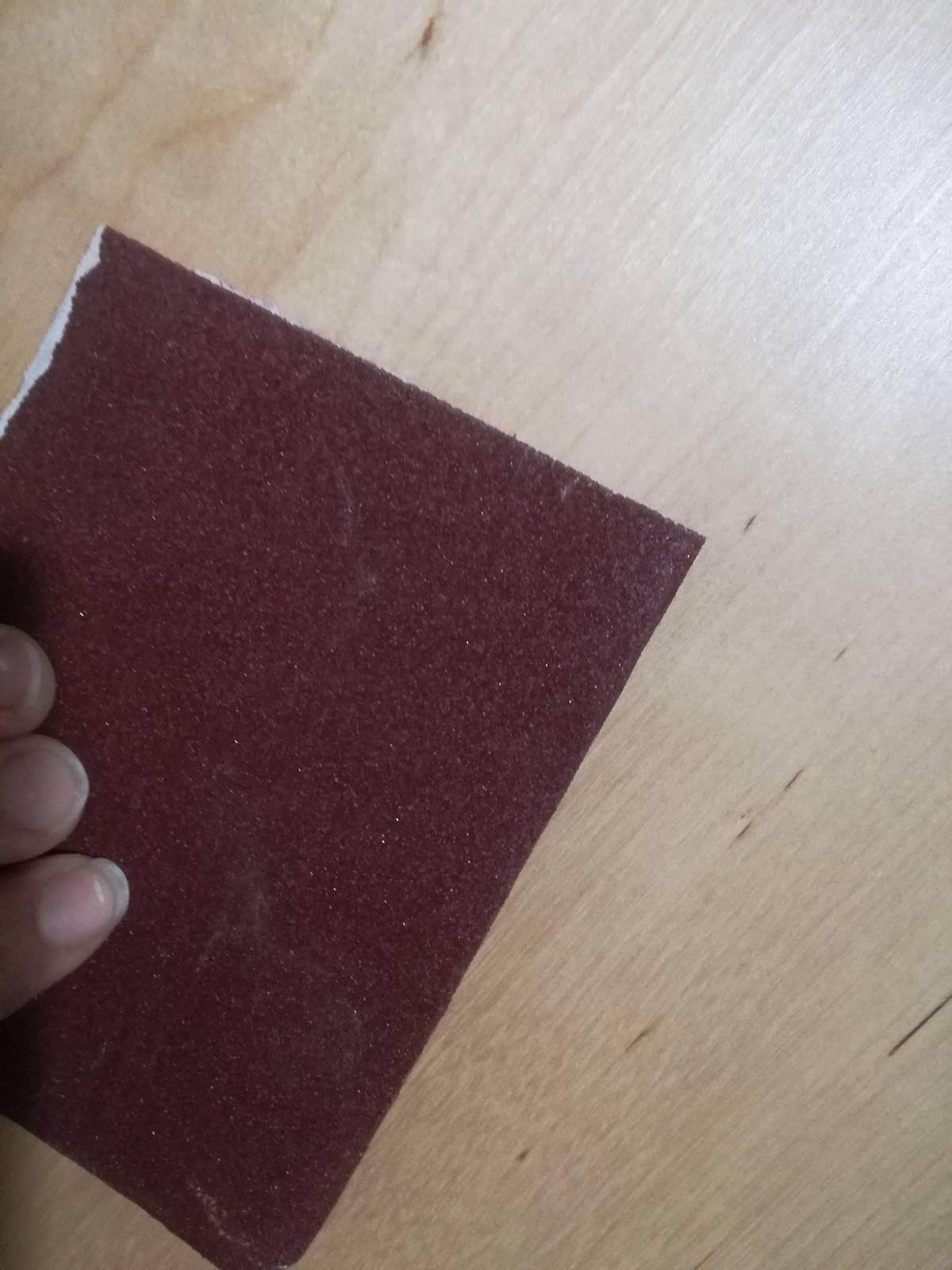 Ad asciugatura avvenuta ripassate la superficie con la carta vetrata a grana media, per rimuovere il vecchio strato protettivo riportando in vista il legno naturale. Ripetete con cura lavorando con attenzione ed eliminando il pulviscolo in eccesso.