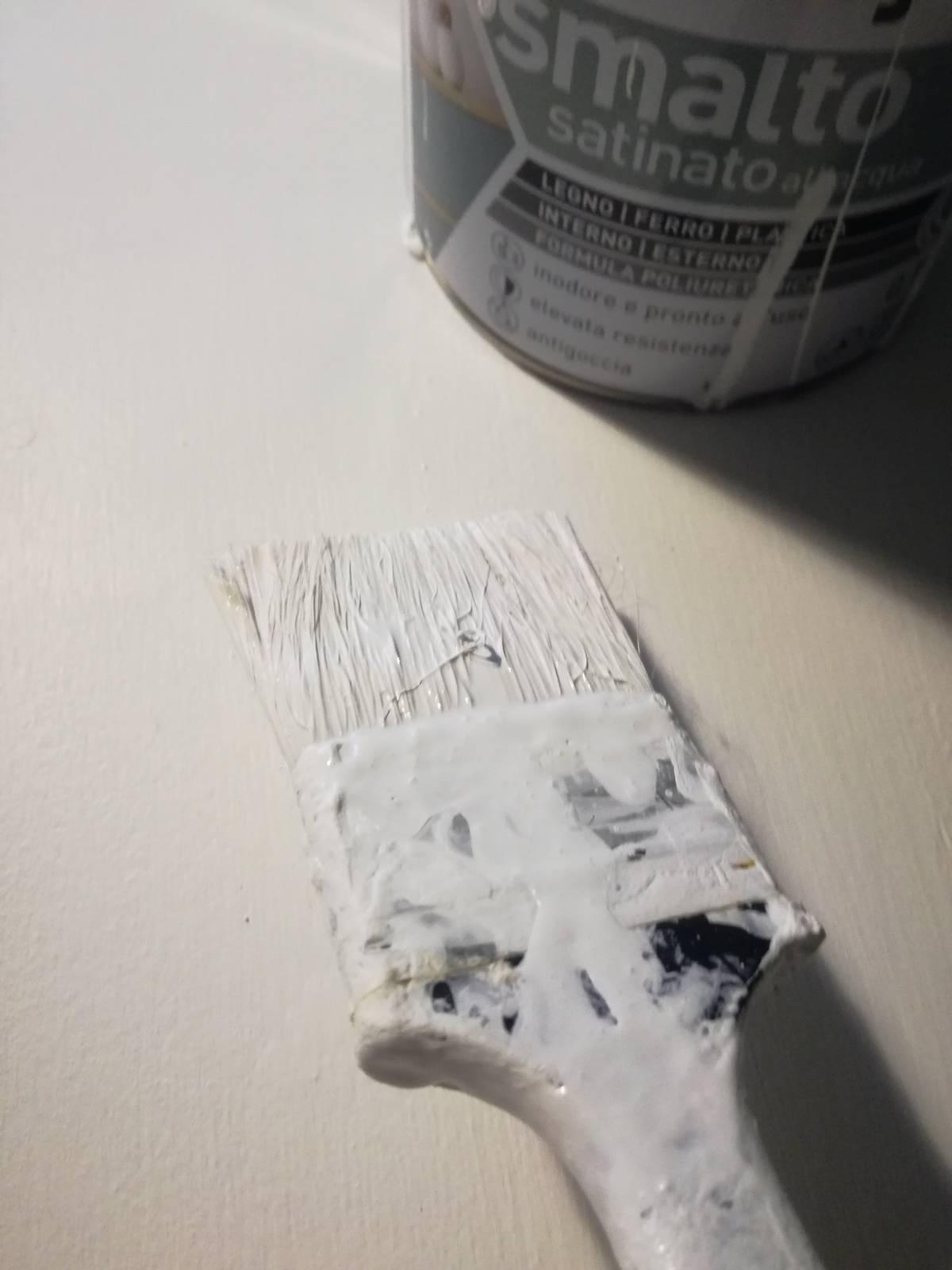 Applicate lo smalto ad acqua lungo tutto il tavolo, avendo cura si stendere il colore anche sulle parti più nascoste. Lasciate asciugare e ripetete se necessario. Attendete almeno 48 ore prima di ripassare alcune parti con la carta vetrata, eliminando eventuali imperfezioni che potrebbero impedirne la chiusura.