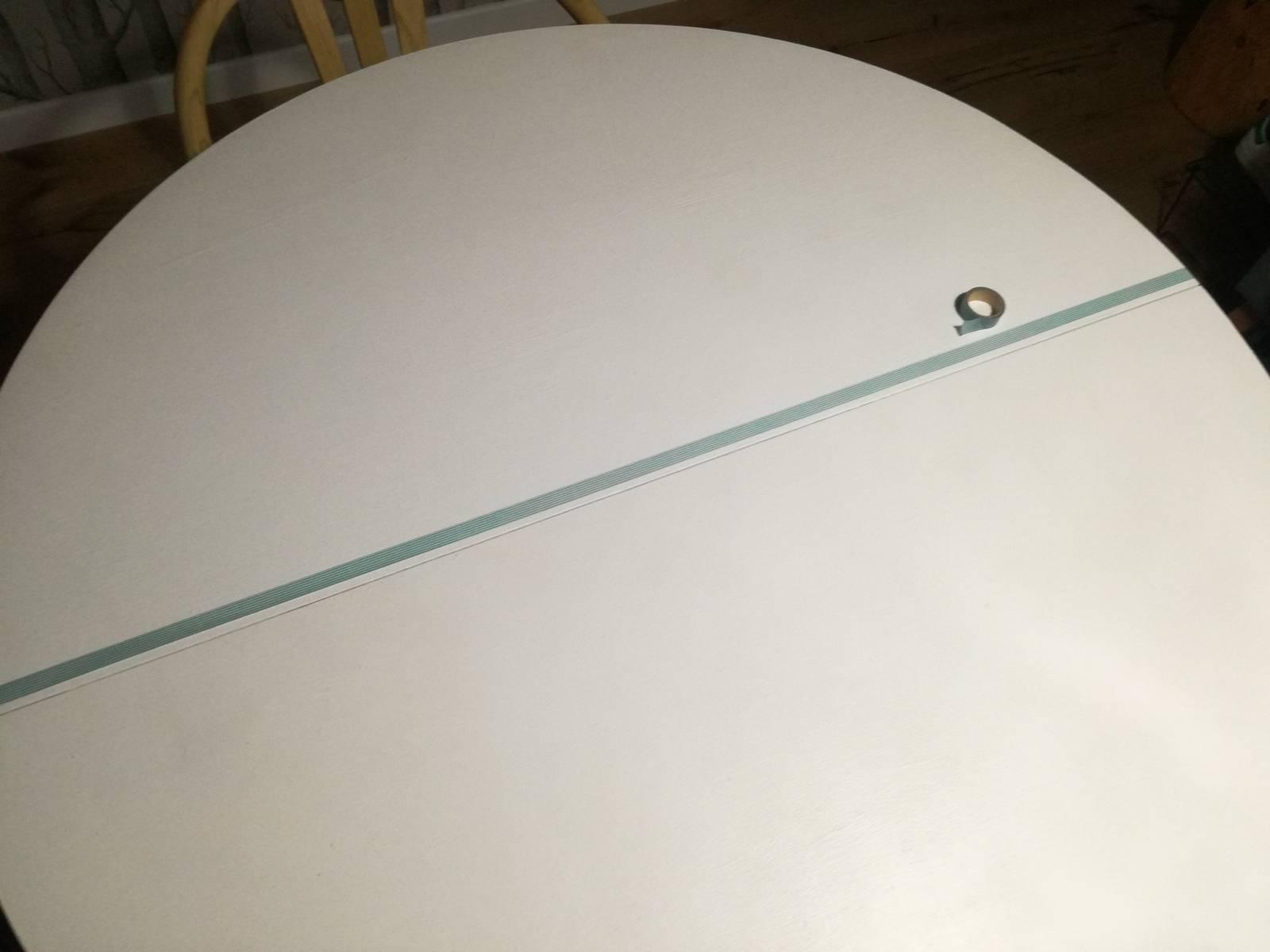 Per un decoro alternativo, per personalizzare il piano, potete rivestirlo con del washi tape, creando dei giochi geometrici seguendo il gusto personale.