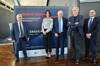 Cersaie 2023: da sinistra Gianpiero Calzolari, Giorgia Cardinaletti, Giovanni Savorani, Massimo Iosa Ghini e Emilio Mussini Cersaie 2023: da sinistra Gianpiero Calzolari, Giorgia Cardinaletti, Giovanni Savorani, Massimo Iosa Ghini e Emilio Mussini