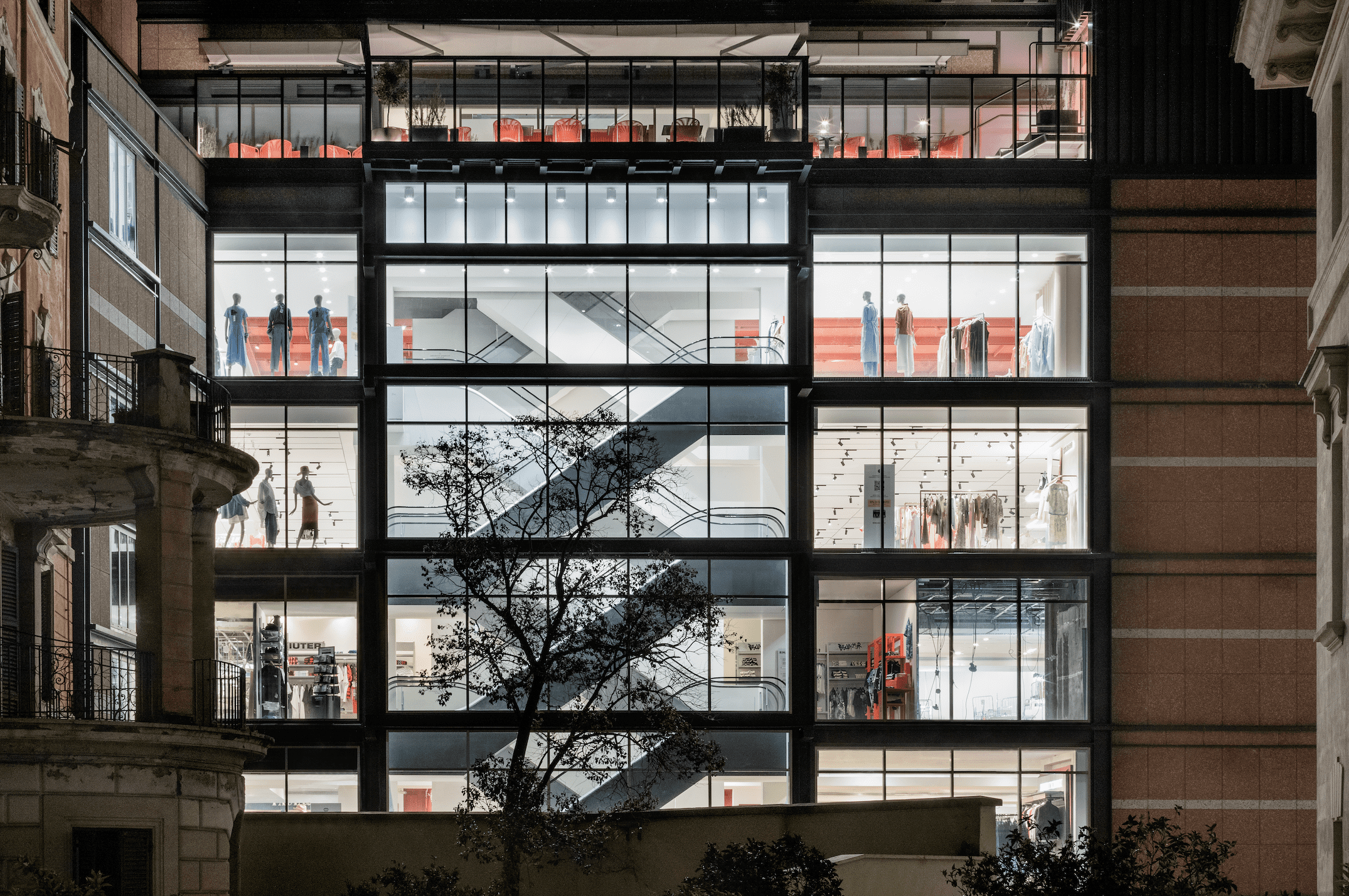 Restyling della facciata della Rinascente di piazza Fiume a Roma. www.rinascente.it Restyling della facciata della Rinascente di piazza Fiume a Roma. www.rinascente.it