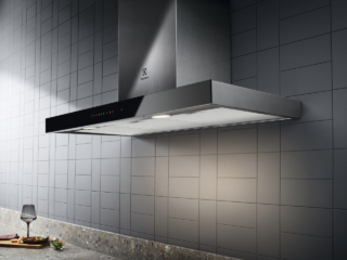 La cappa Breeze serie 800 LFT769X di Electrolux da 90 cm, grazie alla funzione Breeze purifica l’aria silenziosamente per 60 minuti. La funzione Hob2Hood, inoltre, permette di collegare la cappa e il piano cottura in modalità wireless, regolando automaticamente le impostazioni per offrire la migliore aspirazione in base alla potenza selezionata sul piano cottura. La portata massima di 615 mc/h garantisce un’estrazione rapida di vapori e odori indesiderati. Prezzo: 719,99 euro. www.electrolux.it La cappa Breeze serie 800 LFT769X di Electrolux da 90 cm, grazie alla funzione Breeze purifica l’aria silenziosamente per 60 minuti. La funzione Hob2Hood, inoltre, permette di collegare la cappa e il piano cottura in modalità wireless, regolando automaticamente le impostazioni per offrire la migliore aspirazione in base alla potenza selezionata sul piano cottura. La portata massima di 615 mc/h garantisce un’estrazione rapida di vapori e odori indesiderati. Prezzo: 719,99 euro. www.electrolux.it