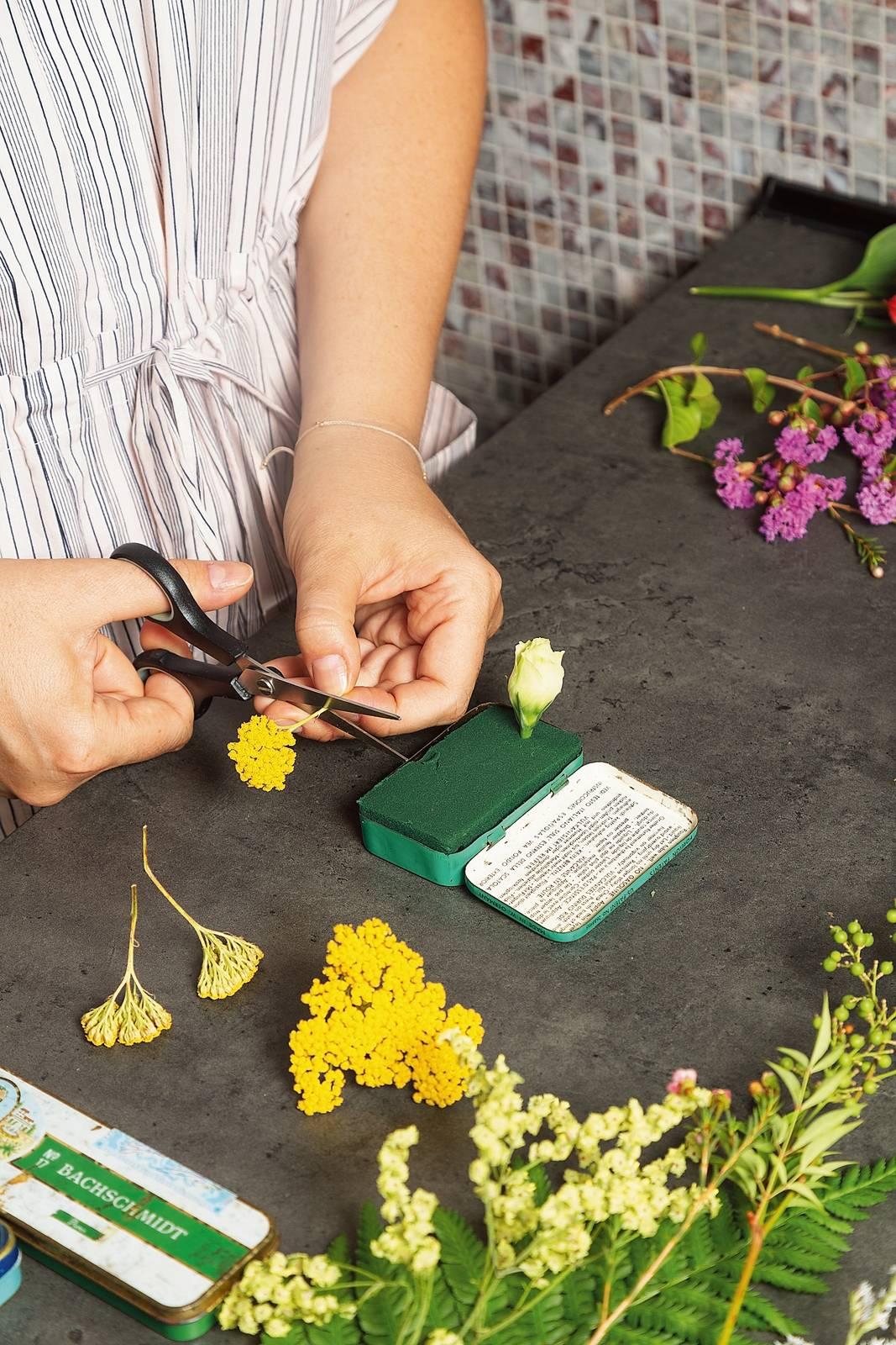 1. Tagliare la spugna nello spessore di 2 cm e nelle dimensioni adatte per la scatolina. Immergerla in un contenitore pieno d’acqua, poi farla scolare e spingerla nella scatolina.