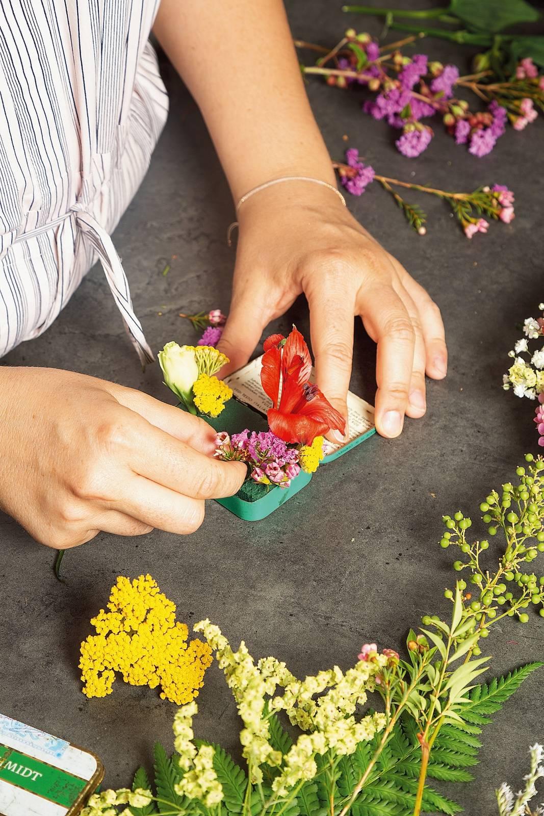 2. Accorciare lo stelo del Lisianthus e separare i fiori, lasciando a ognuno un gambo di circa 3 cm. Inserire per primo il bocciolo, ponendolo su un lato. 
