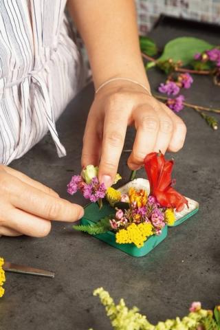 3. Proseguire tagliando lo stelo dell’achillea e separando l’infiorescenza in tre parti, ognuna con un gambo di 2,5-3 cm. Inserire accanto al bocciolo bianco.