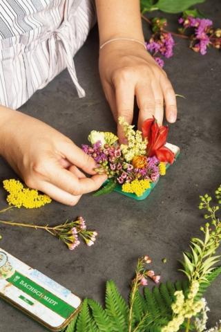 4. Tagliare il gambo dell’Alstromeria e metterla nell’angolo opposto in posizione arretrata, in modo che la corolla ricada verso l’esterno.