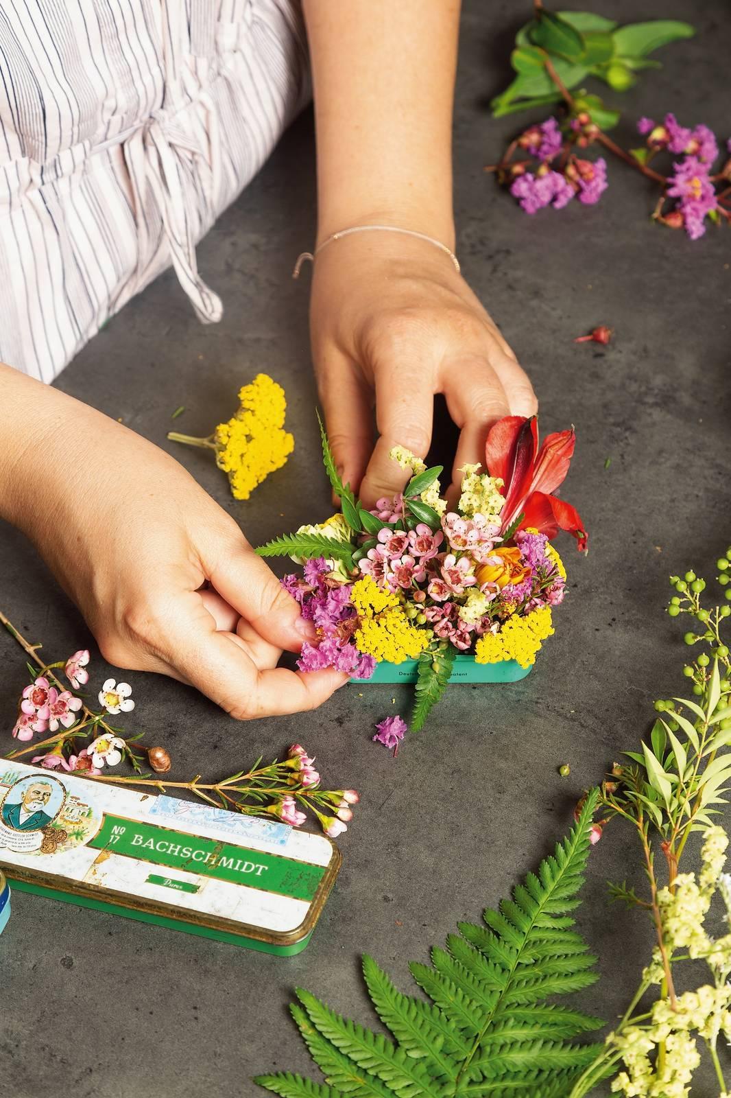 5. Aggiungere via via gli altri fiori e foglie riempiendo ogni spazio.