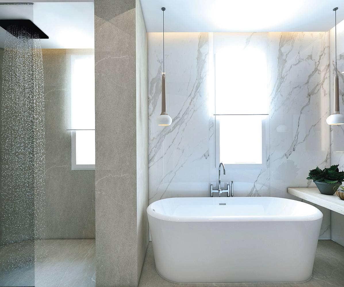 Suggestiva la posizione sotto la finestra riservata alla bella vasca freestanding, compatta ma confortevole. E di sera, quando la luce del giorno si spegne, l'atmosfera è garantita dalla lampada a sospensione.