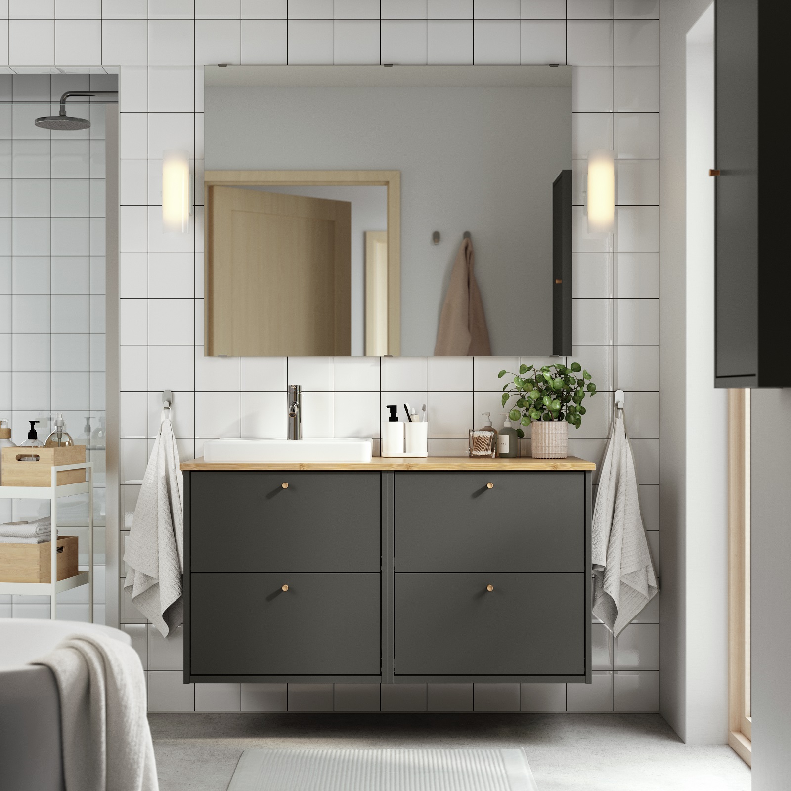 È grigio scuro/bambù il mobile lavabo con lavabo e miscelatore HAVBÄCK/ORRSJÖN di Ikea con cassetti. Il lavabo è abbinato a un piano d'appoggio spazioso dove tenere a portata di mano gli oggetti indispensabili. Misura L 122 x P 49 x H 71 cm. Prezzo 524 euro. www.ikea.com È grigio scuro/bambù il mobile lavabo con lavabo e miscelatore HAVBÄCK/ORRSJÖN di Ikea con cassetti. Il lavabo è abbinato a un piano d'appoggio spazioso dove tenere a portata di mano gli oggetti indispensabili. Misura L 122 x P 49 x H 71 cm. Prezzo 524 euro. www.ikea.com