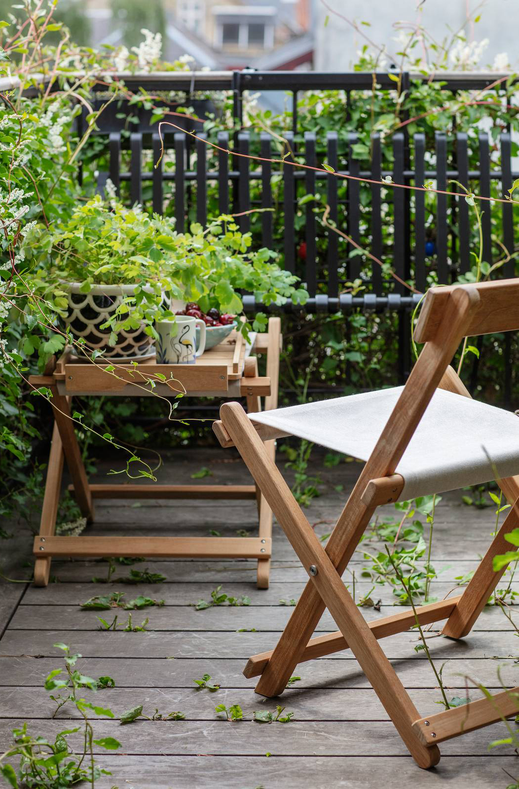 Permettono di dare vita ad un angolo pranzo anche su un balconcino la sedia BM4570 e il tavolino basso, composto dallo sgabello BM5768 abbinato al vassoio BM1069, di Carl Hansen & Son. Gli arredi sono realizzati in teak massiccio non trattato e certificato FSC™ e tessuto Sunbrella resistente alle intemperie e facile da pulire; inoltre, possono essere ripiegati comodamente e appesi all'apposito supporto a muro, venduto separatamente. La sedia misura L 50 x P 53 x H 70 cm. Prezzo 356 euro. Lo sgabello misura L 45 x P 51,5 x H 47 cm. Prezzo 267 euro. www.carlhansen.com Permettono di dare vita ad un angolo pranzo anche su un balconcino la sedia BM4570 e il tavolino basso, composto dallo sgabello BM5768 abbinato al vassoio BM1069, di Carl Hansen & Son. Gli arredi sono realizzati in teak massiccio non trattato e certificato FSC™ e tessuto Sunbrella resistente alle intemperie e facile da pulire; inoltre, possono essere ripiegati comodamente e appesi all'apposito supporto a muro, venduto separatamente. La sedia misura L 50 x P 53 x H 70 cm. Prezzo 356 euro. Lo sgabello misura L 45 x P 51,5 x H 47 cm. Prezzo 267 euro. www.carlhansen.com