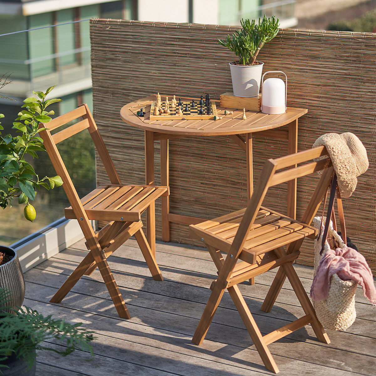 Trova posto anche su un mini balcone il set Alata di la Redoute Interieurs che è composto da un tavolino con il piano a mezzaluna e due sedie coordinate, tutti realizzati in legno di Acacia FSC© finitura oliata tinta naturale. Gli arredi sono pieghevoli per riporli con facilità quando non servono. Il tavolo misura L 80 x P 70 x H 75 cm. Le sedie misurano L 42 x P 43,5 x H 80 cm. Prezzo 179 euro (per il set di 3 pezzi). www.laredoute.it Trova posto anche su un mini balcone il set Alata di la Redoute Interieurs che è composto da un tavolino con il piano a mezzaluna e due sedie coordinate, tutti realizzati in legno di Acacia FSC© finitura oliata tinta naturale. Gli arredi sono pieghevoli per riporli con facilità quando non servono. Il tavolo misura L 80 x P 70 x H 75 cm. Le sedie misurano L 42 x P 43,5 x H 80 cm. Prezzo 179 euro (per il set di 3 pezzi). www.laredoute.it