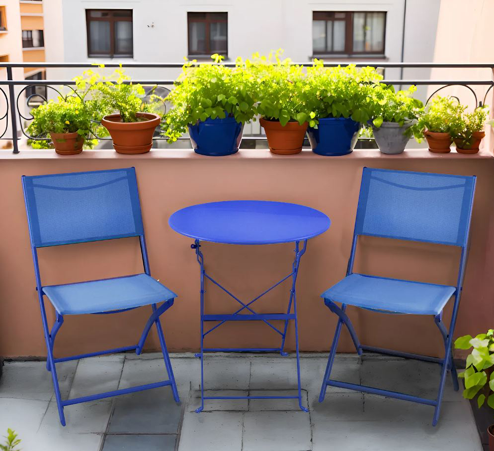 Un'intensa colorazione blu per il set pieghevole di Kasanova composta da un tavolino e da due sedie pieghevoli che permettono di ottimizzare lo spazio sul balcone. Gli arredi hanno la struttura in metallo verniciato blu; la seduta e lo schienale sono realizzati in textilene. Il tavolo misura Ø 60 x H 70,3 cm. La sedia misura L 45,5 x P 50 x H 84 cm. Prezzo 99 euro (per il set da 3 pezzi). www.kasanova.com Un'intensa colorazione blu per il set pieghevole di Kasanova composta da un tavolino e da due sedie pieghevoli che permettono di ottimizzare lo spazio sul balcone. Gli arredi hanno la struttura in metallo verniciato blu; la seduta e lo schienale sono realizzati in textilene. Il tavolo misura Ø 60 x H 70,3 cm. La sedia misura L 45,5 x P 50 x H 84 cm. Prezzo 99 euro (per il set da 3 pezzi). www.kasanova.com