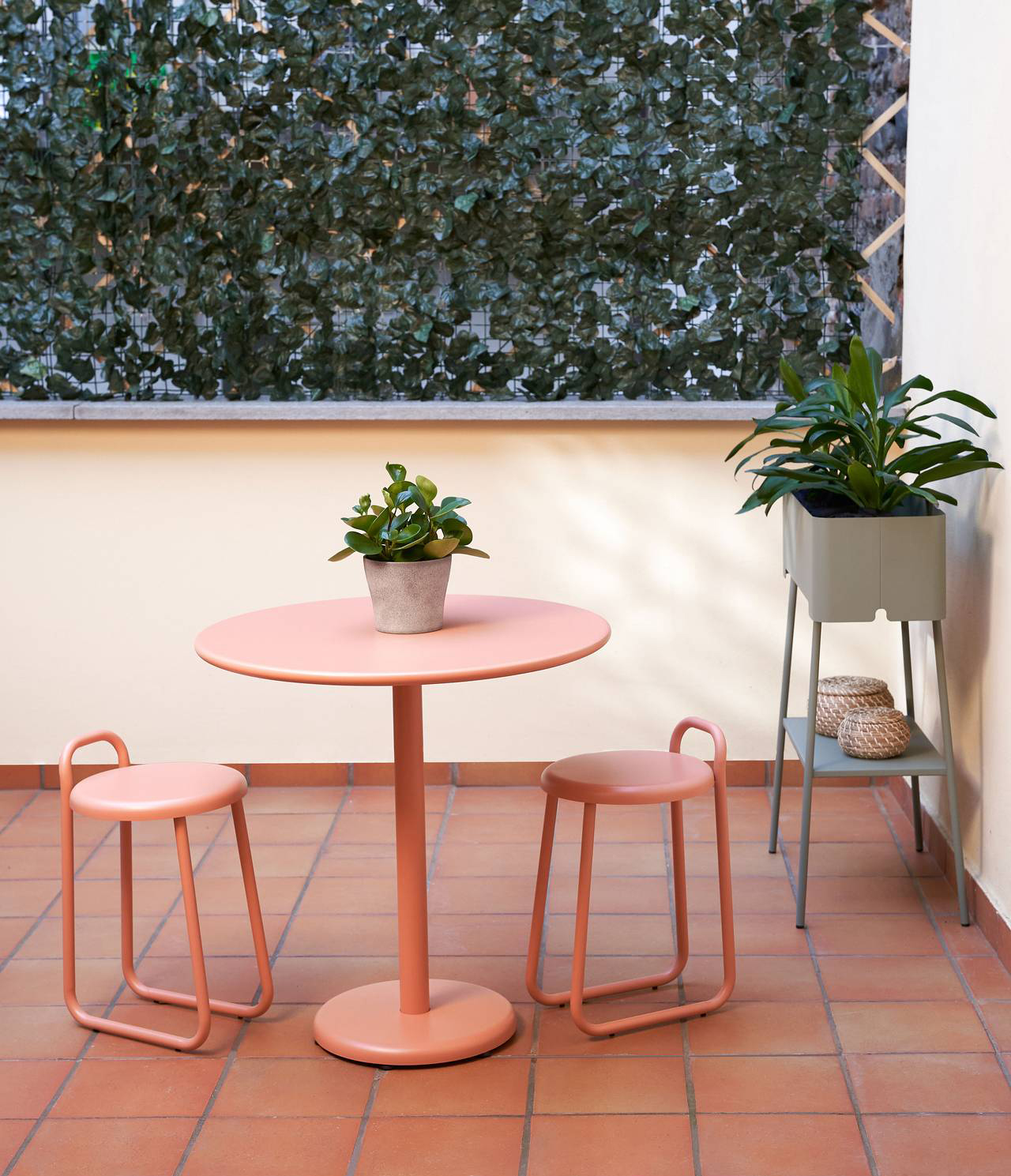 Il set di Hiro è composto dal tavolino Meridio e da due sgabelli Op, tutti realizzati in acciaio trattato per outdoor e verniciato nella colorazione Terracotta. Il tavolo con il piano pieghevole misura  Ø 70 x H 70 cm. Gli sgabelli dotati di una comoda maniglia per spostarli dove serve misurano Ø 30 x H 49,3 cm. Prezzo 427 euro (per il set di 3 pezzi). www.hiro.design Il set di Hiro è composto dal tavolino Meridio e da due sgabelli Op, tutti realizzati in acciaio trattato per outdoor e verniciato nella colorazione Terracotta. Il tavolo con il piano pieghevole misura  Ø 70 x H 70 cm. Gli sgabelli dotati di una comoda maniglia per spostarli dove serve misurano Ø 30 x H 49,3 cm. Prezzo 427 euro (per il set di 3 pezzi). www.hiro.design