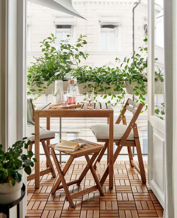 È possibile dare vita ad un'oasi in città anche su un balcone piccolo con il tavolo e le sedute pieghevoli della linea NÄMMARÖ di Ikea Italia, tutti realizzati in acacia massiccia, un legno duro e resistente. Il tavolo quadrato misura L 75 x P 63 x H 75 cm. Prezzo 59,95 euro. La sedia misura L 49 x P 50 x H 81 cm. Prezzo 35 euro. Lo sgabello Misura L 37 x P 37 x H 45 cm. Prezzo 20 euro. www.ikea.com È possibile dare vita ad un'oasi in città anche su un balcone piccolo con il tavolo e le sedute pieghevoli della linea NÄMMARÖ di Ikea Italia, tutti realizzati in acacia massiccia, un legno duro e resistente. Il tavolo quadrato misura L 75 x P 63 x H 75 cm. Prezzo 59,95 euro. La sedia misura L 49 x P 50 x H 81 cm. Prezzo 35 euro. Lo sgabello Misura L 37 x P 37 x H 45 cm. Prezzo 20 euro. www.ikea.com