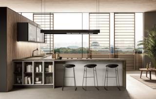 Traccia di Febal Casa ha basi, colonne e vani a giorno daily in Laccato opaco Grigio Città, top in Laminam pietra piasentina taupe e piano snack in rovere tabacco. La penisola, coronata da una cappa fissata a soffitto, ospita zona cottura e piano snack e divide dal soggiorno favorendo la convivialità. www.febalcasa.com Traccia di Febal Casa ha basi, colonne e vani a giorno daily in Laccato opaco Grigio Città, top in Laminam pietra piasentina taupe e piano snack in rovere tabacco. La penisola, coronata da una cappa fissata a soffitto, ospita zona cottura e piano snack e divide dal soggiorno favorendo la convivialità. www.febalcasa.com