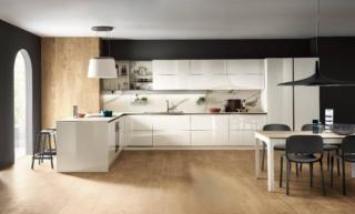 Il colore dominante di Dandy Plus di Scavolini è il Bianco Prestige di maniglie e ante, affiancato all'effetto marmo del top in gres Abitum Calacatta Delicato (H 1,2 cm). Accanto al piano cottura, la Task Bar in alluminio con l'assistente vocale Alexa e lo slot rotondo che ospita funzioni smart, tra cui le porte USB. www.scavolini.com Il colore dominante di Dandy Plus di Scavolini è il Bianco Prestige di maniglie e ante, affiancato all'effetto marmo del top in gres Abitum Calacatta Delicato (H 1,2 cm). Accanto al piano cottura, la Task Bar in alluminio con l'assistente vocale Alexa e lo slot rotondo che ospita funzioni smart, tra cui le porte USB. www.scavolini.com