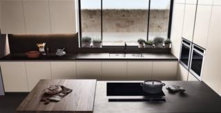 Organizzata su 3 lati, Lounge di Veneta Cucine è in Laccato opaco Grigio Opaco. Il piano della penisola è in Noce Nodoso. La cappa up&down, che scompare  nel top quando non utilizzata, si mimetizza nella zona cottura insieme al piano a induzione. www.venetacucine.com Organizzata su 3 lati, Lounge di Veneta Cucine è in Laccato opaco Grigio Opaco. Il piano della penisola è in Noce Nodoso. La cappa up&down, che scompare  nel top quando non utilizzata, si mimetizza nella zona cottura insieme al piano a induzione. www.venetacucine.com