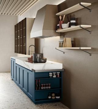 La cappa a camino e le ante a telaio rivelano la cifra classica della cucina, dotata però di praticità moderna. In legno massello Denim, Tabià di Scandola Mobili ha pensili in alluminio e vetro fumé, in contrasto con lo schienale effetto cemento. Il top è in laminato hpl effetto marmo Calacatta, la cappa è rivestita in Ecocemento Fumo. www.scandolamobili.it La cappa a camino e le ante a telaio rivelano la cifra classica della cucina, dotata però di praticità moderna. In legno massello Denim, Tabià di Scandola Mobili ha pensili in alluminio e vetro fumé, in contrasto con lo schienale effetto cemento. Il top è in laminato hpl effetto marmo Calacatta, la cappa è rivestita in Ecocemento Fumo. www.scandolamobili.it