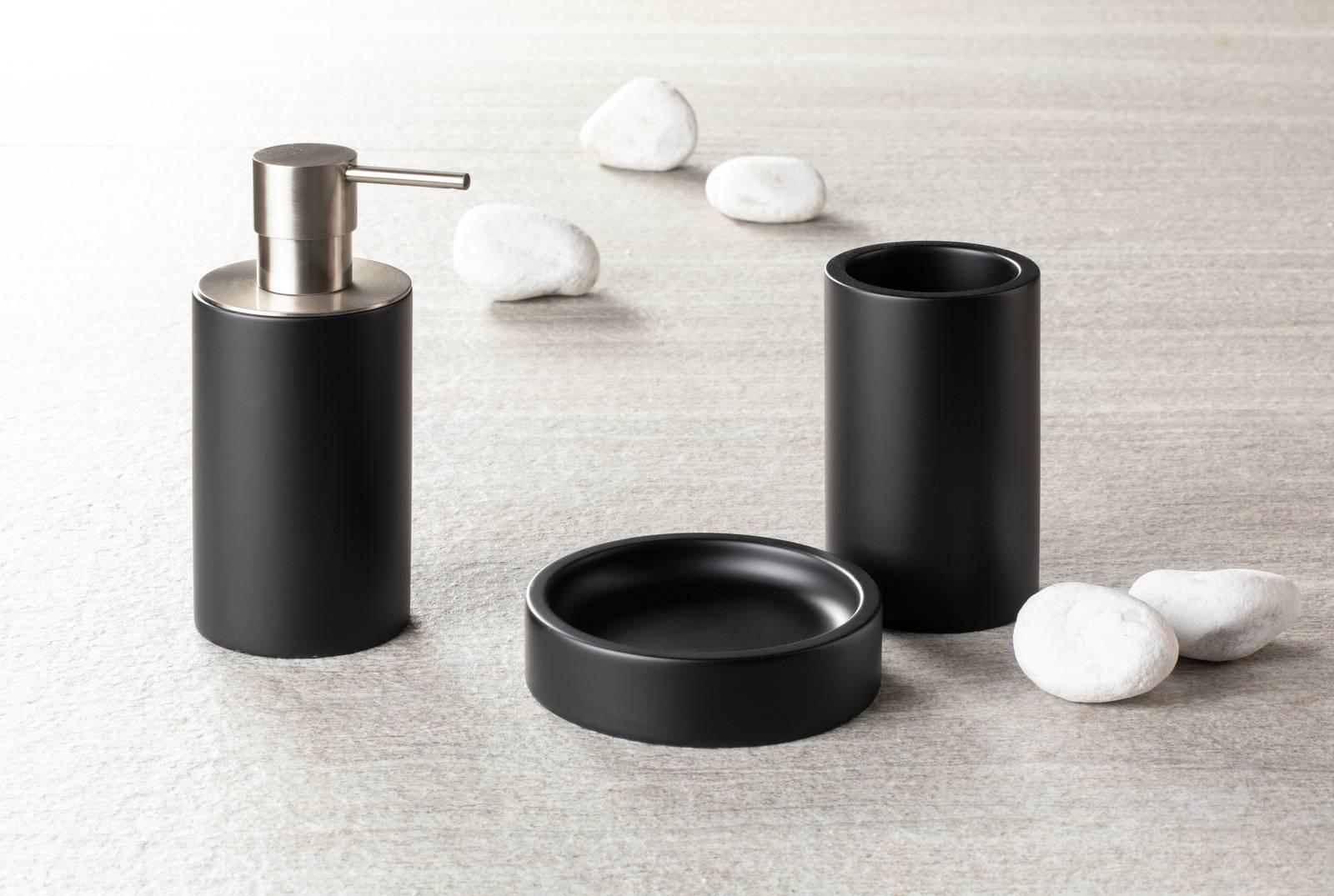Set TONDO, oggettistica per il piano lavabo: dosatore, bicchiere e portasapone in Neolite nero o bianco, con possibilità di abbinamento alle rubinetterie. Set TONDO, oggettistica per il piano lavabo: dosatore, bicchiere e portasapone in Neolite nero o bianco, con possibilità di abbinamento alle rubinetterie.