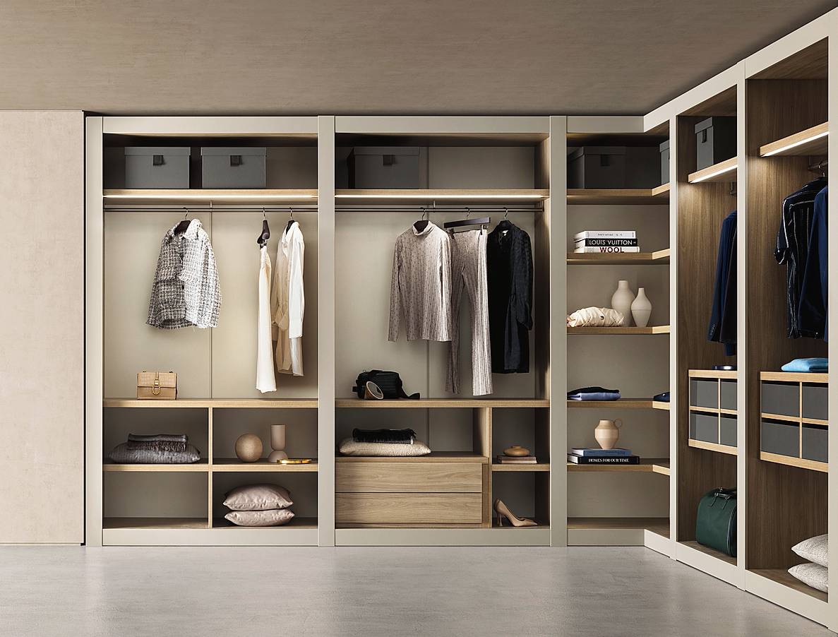 Ha il telaio laccato écru opaco Sipario di Pianca con struttura in materico Noce dorato; le schiene sono in materico Bon Ton. Misura L 315 x P 60 x H 260 cm. Prezzo modulo da L 50 cm partire da 300 euro. www.pianca.com