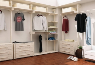 La cabina armadio modulare e angolare Soffio di Cinius permette di sfruttare al meglio lo spazio disponibile. È realizzata completamente su misura; le colonne portanti e i ripiani sono in legno. Completamente personalizzabile, può essere accessoriata con cassettiere, appendiabiti, scarpiere, ripiani e ante scorrevoli.   Prezzo di un elemento base grezzo non verniciato da L 200 x P 50 x H fino a 300 cm 470 euro (per il modulo di partenza) e 200 euro per ogni modulo aggiuntivo. www.cinius.com